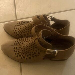VINCE CAMUTO 
Size 9 
booties